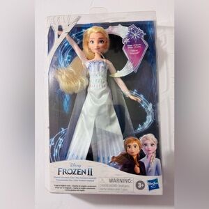 Disney Frozen II Elsa Singing Doll-White and Purple sings Show Yourself
